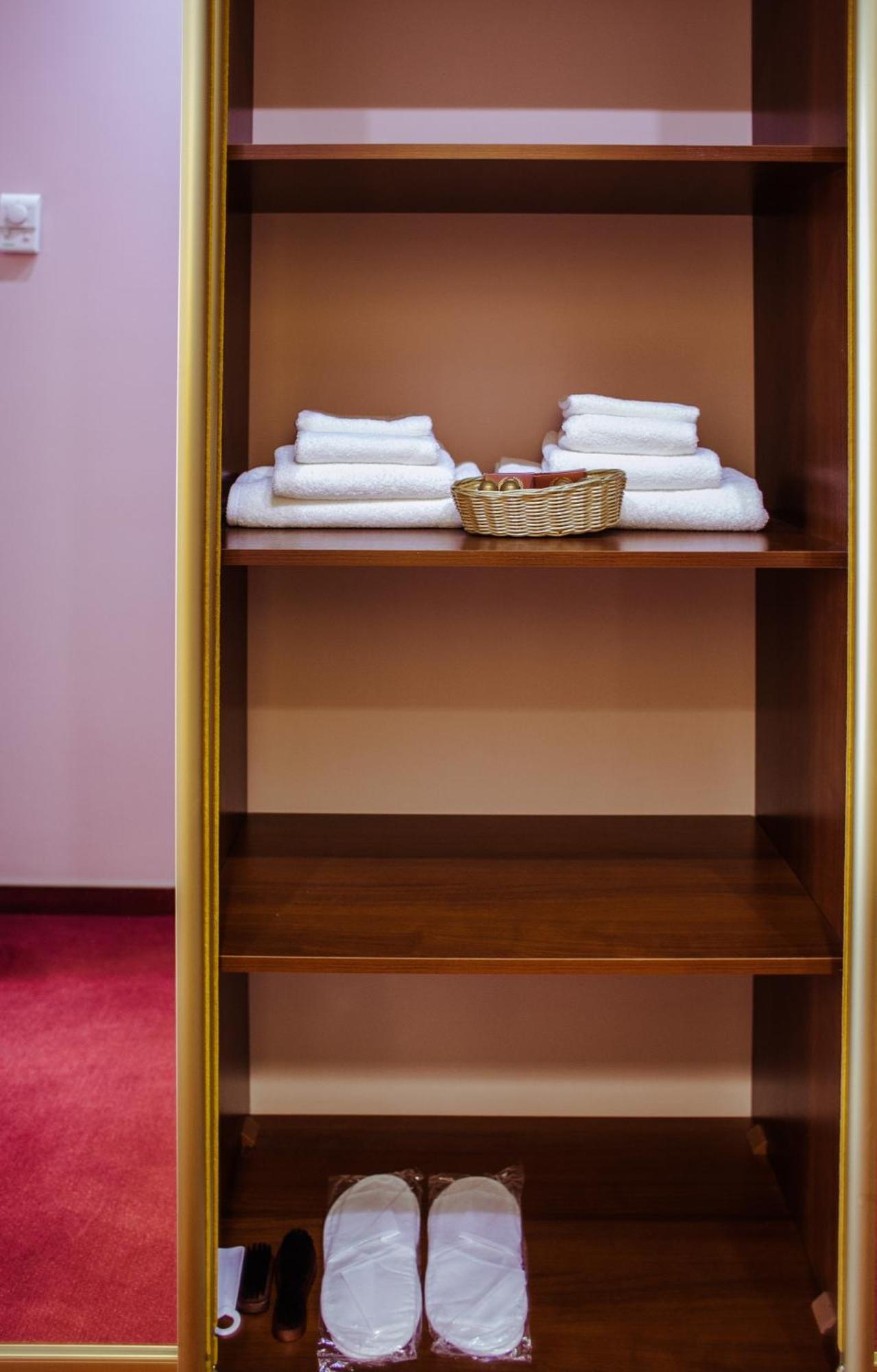 Warszawa Hotel Malekhuv ภายนอก รูปภาพ